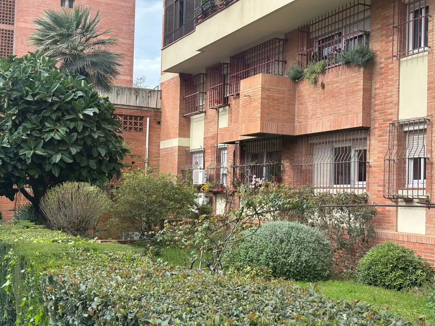 Vista exterior de Edificio en venta en Barcelona con Alarma