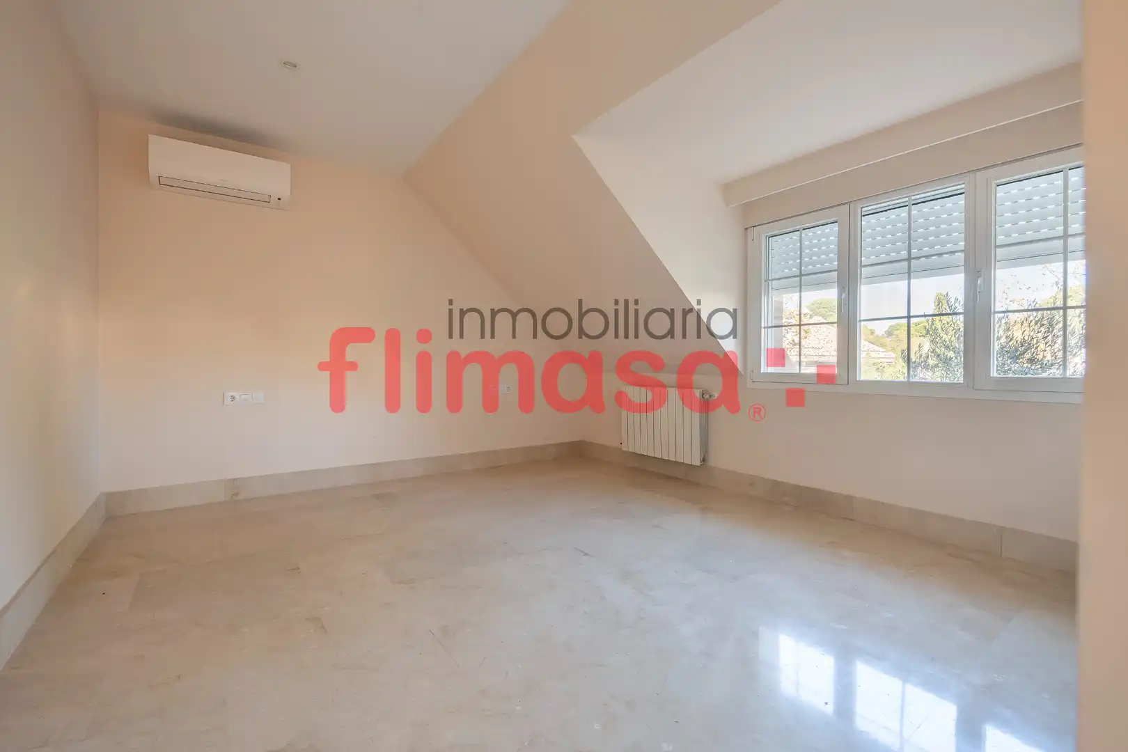 Sala d'estar de Casa o xalet en venda en Villaviciosa de Odón amb Aire condicionat, Calefacció i Jardí privat
