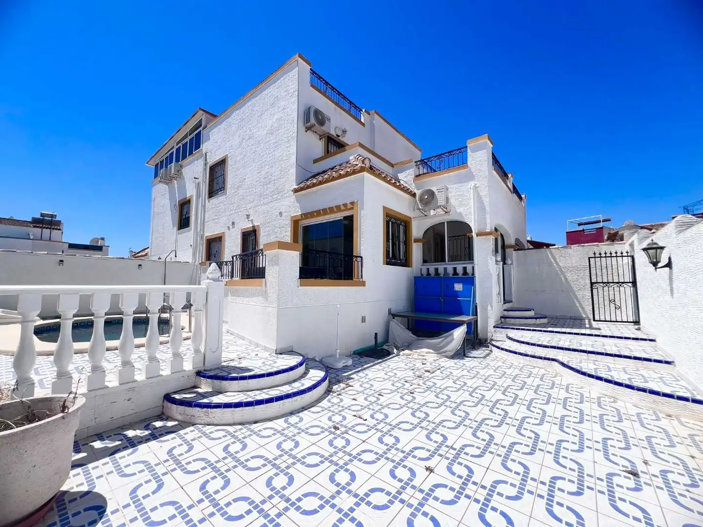 Außenansicht von Einfamilien-Reihenhaus zum Verkauf in Torrevieja mit Klimaanlage, Terrasse und Schwimmbad