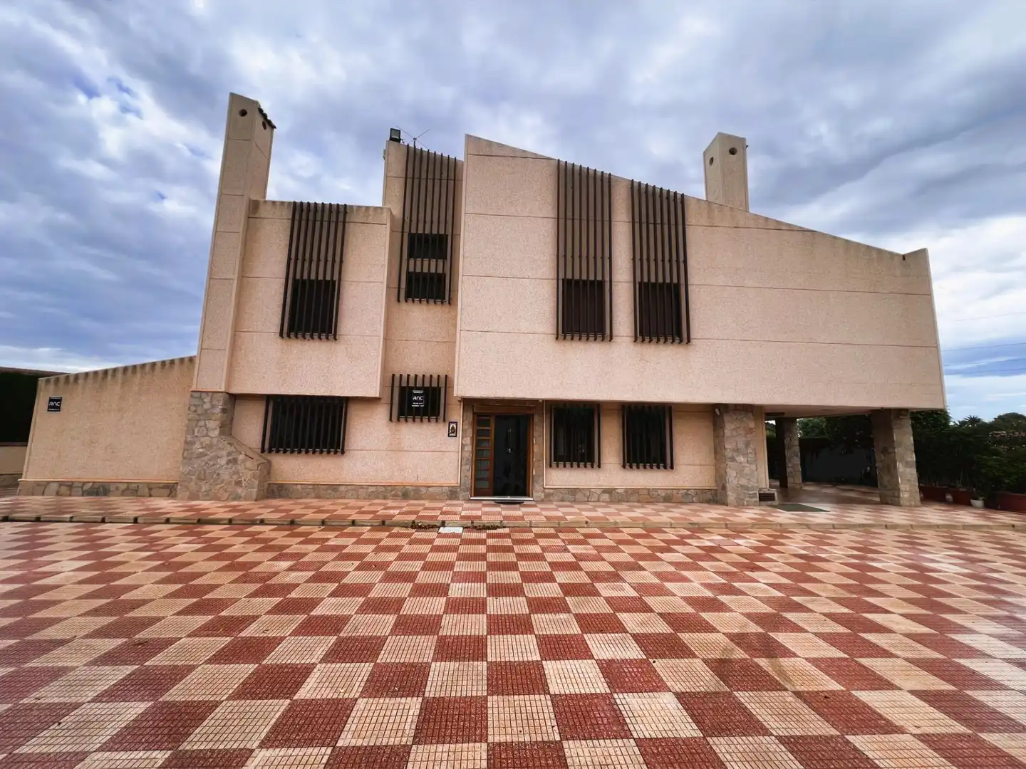 Vista exterior de Casa o xalet en venda en Elche / Elx amb Aire condicionat, Jardí privat i Terrassa