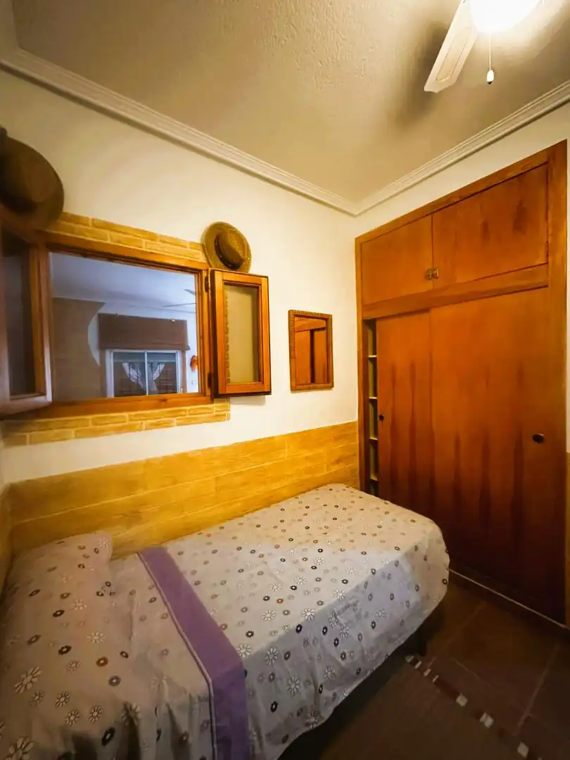 Habitación de Apartamento de alquiler en Pilar de la Horadada con Aire acondicionado, Jardín privado y Trastero