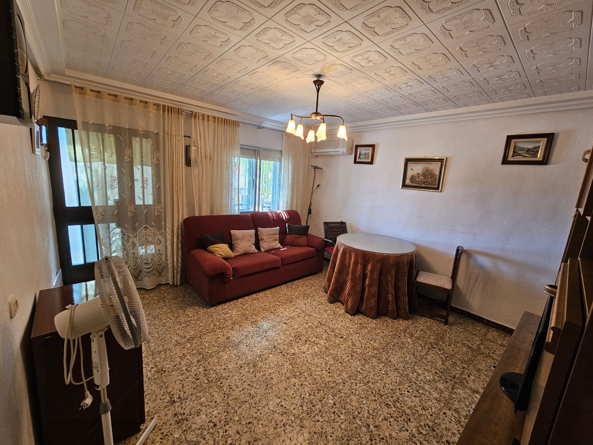 Sala d'estar de Casa adosada en venda en Cáceres Capital amb Aire condicionat, Terrassa i Traster