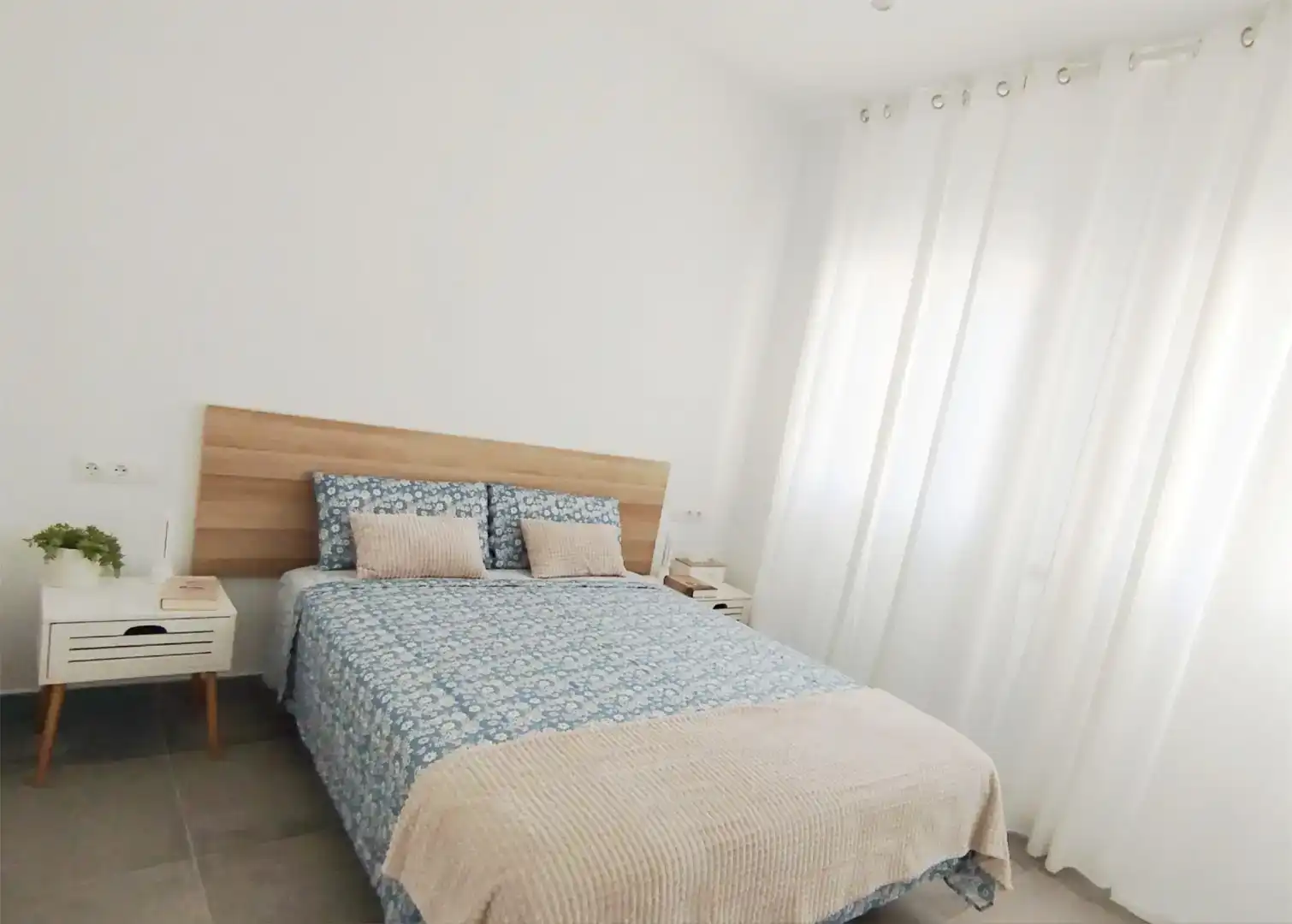 Dormitori de Apartament de lloguer en Fuengirola amb Aire condicionat, Moblat i Forn
