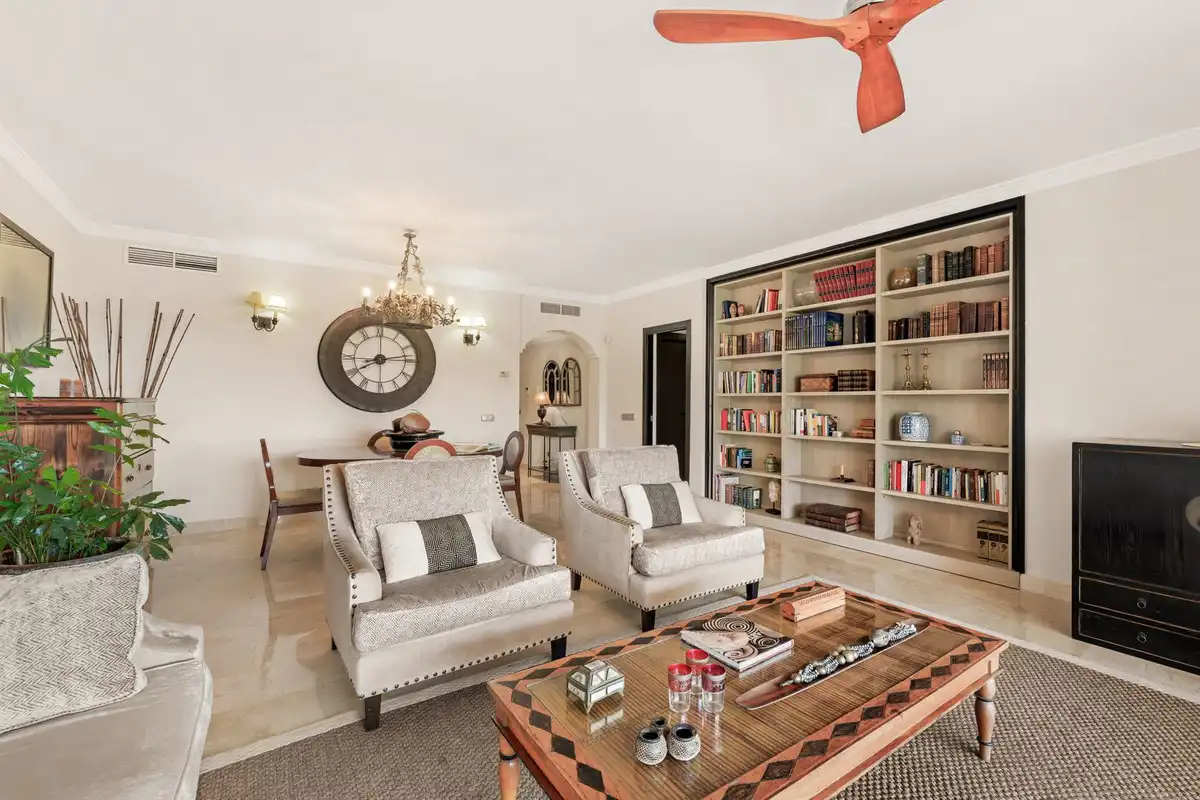 Sala d'estar de Apartament en venda en Estepona amb Aire condicionat, Terrassa i Traster