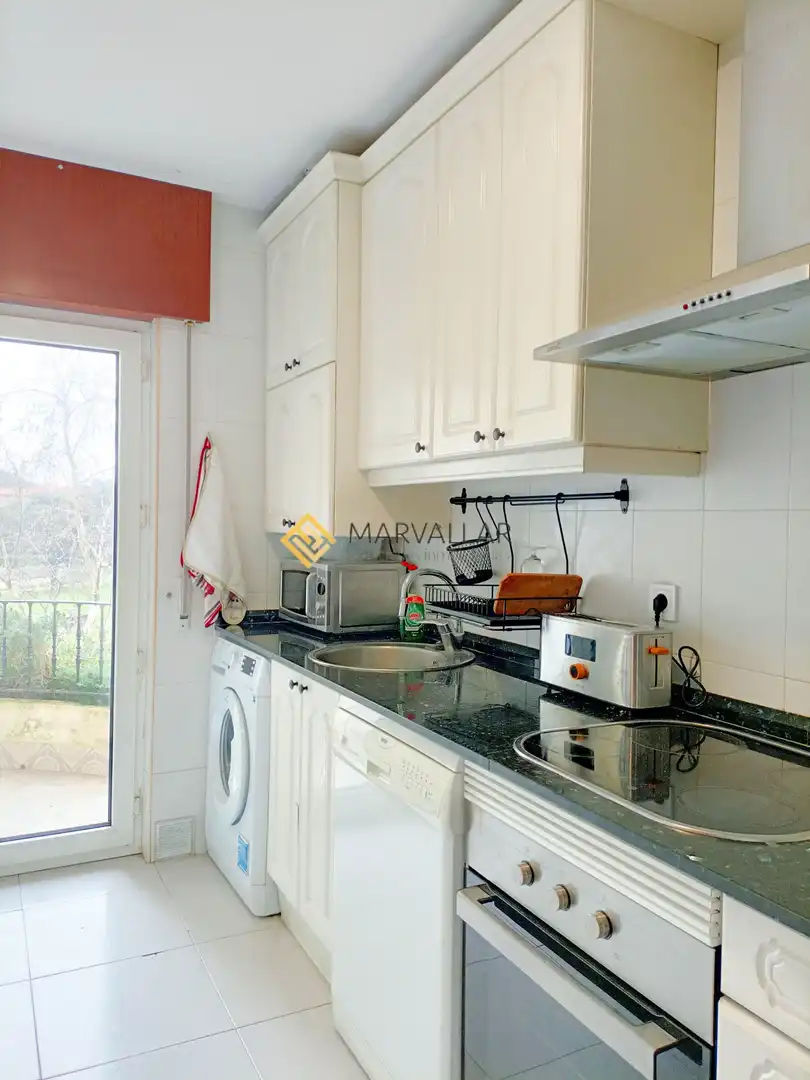 Cocina de Dúplex de alquiler en Santa Cruz de Bezana con Calefacción, Terraza y Amueblado