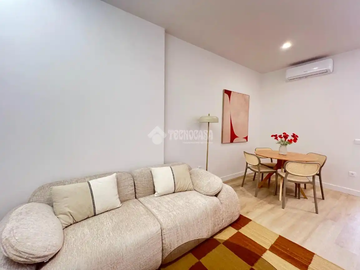 Sala d'estar de Pis en venda en Madrid amb Aire condicionat