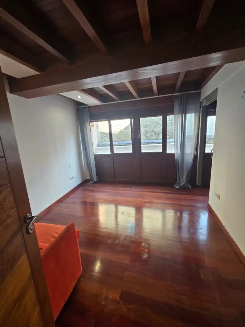 Sala de estar de Casa adosada en venta en Viveiro con Calefacción, Parquet y Horno