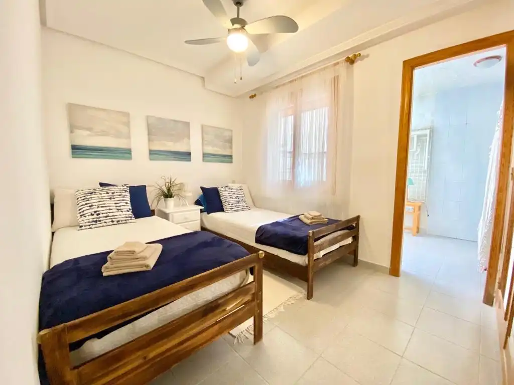 Habitación de Planta baja de alquiler en Torrevieja con Jardín privado, Terraza y Piscina