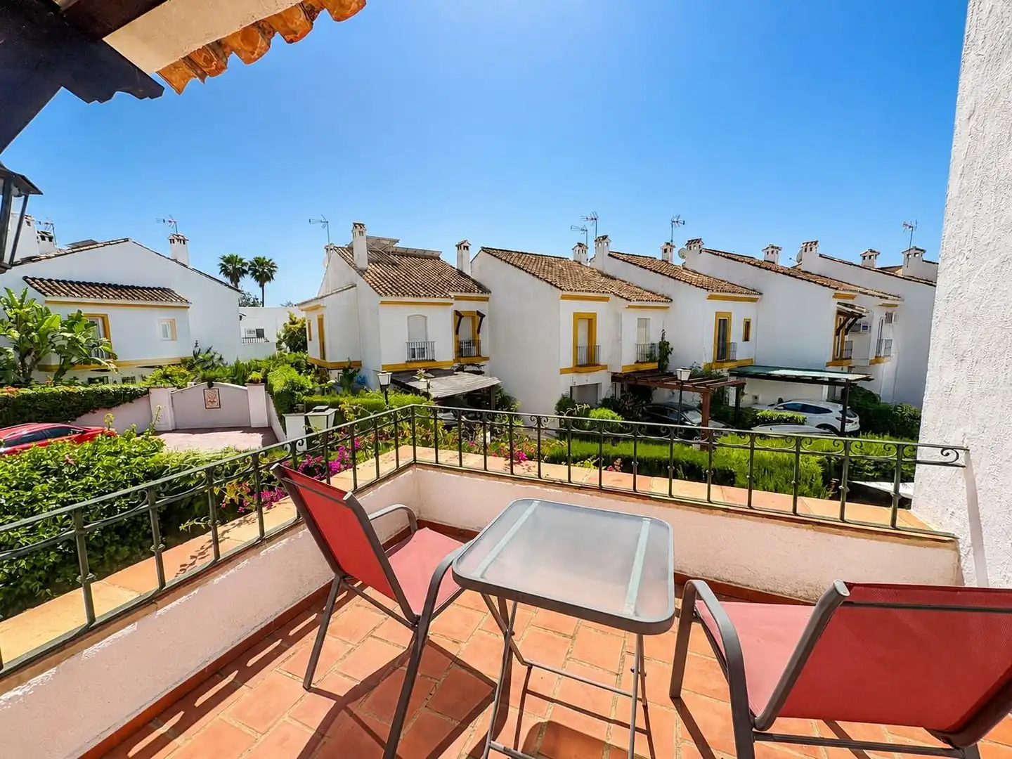 Außenansicht von Einfamilien-Reihenhaus zum Verkauf in Estepona mit Heizung, Privatgarten und Terrasse