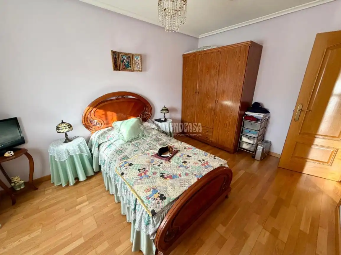 Dormitori de Casa adosada en venda en León Capital  amb Aire condicionat, Calefacció i Terrassa