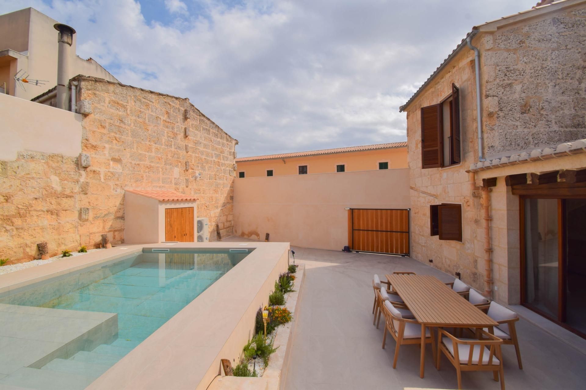 Piscina de Casa adosada en venda en Muro amb Aire condicionat, Calefacció i Jardí privat