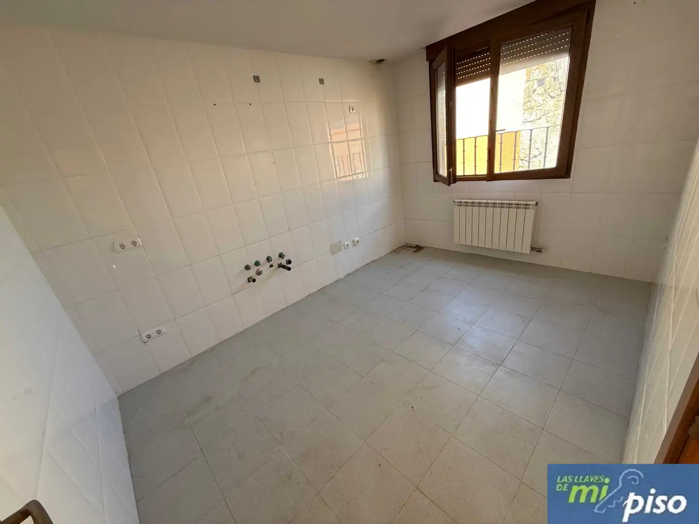 Cuina de Casa adosada en venda en Corcos amb Calefacció, Jardí privat i Parquet