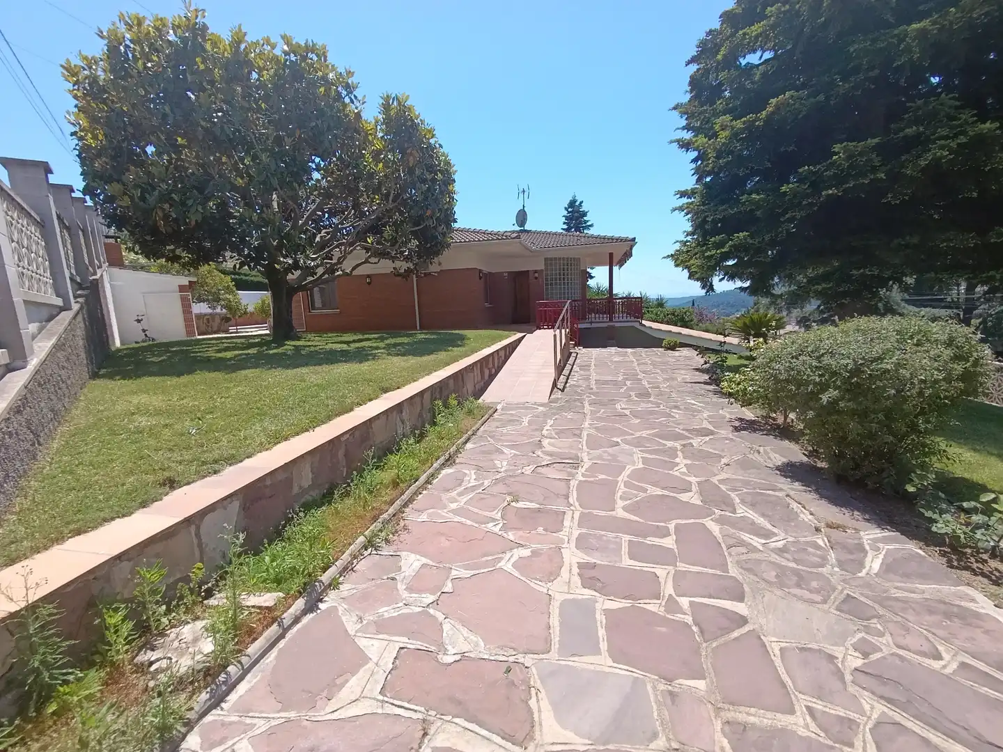 Vista exterior de Casa o xalet en venda en Caldes de Montbui amb Aire condicionat, Calefacció i Jardí privat