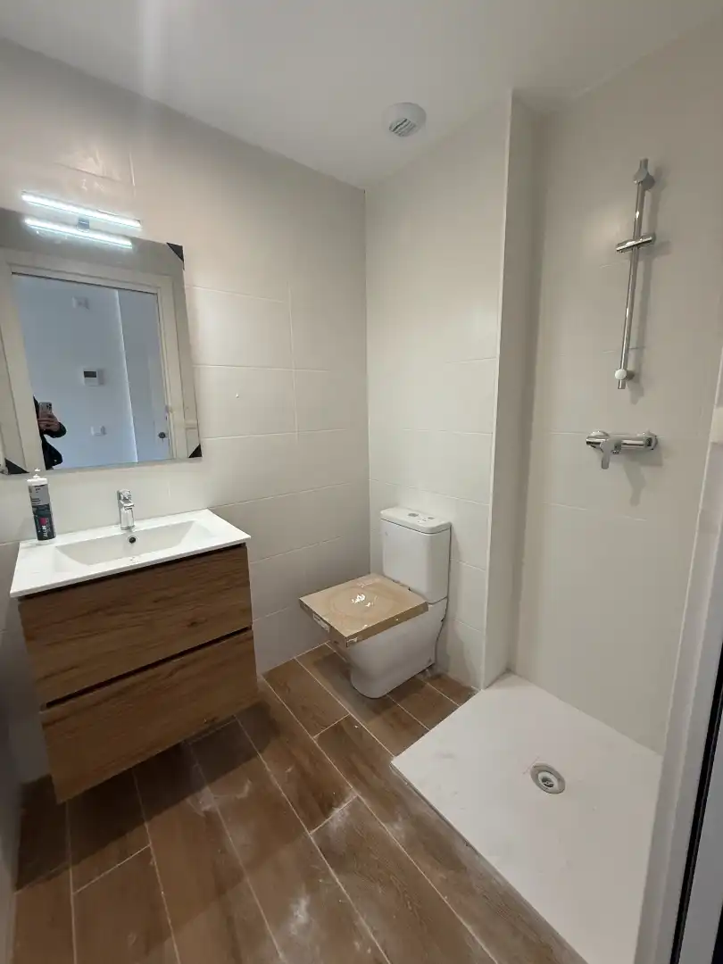 Baño de Piso de alquiler en Tiana con Aire acondicionado, Calefacción y Jardín privado