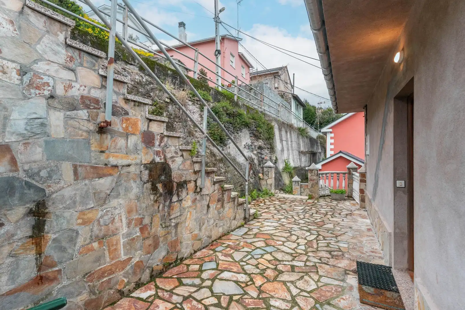 Vista exterior de Casa o xalet en venda en Coaña amb Calefacció, Jardí privat i Moblat
