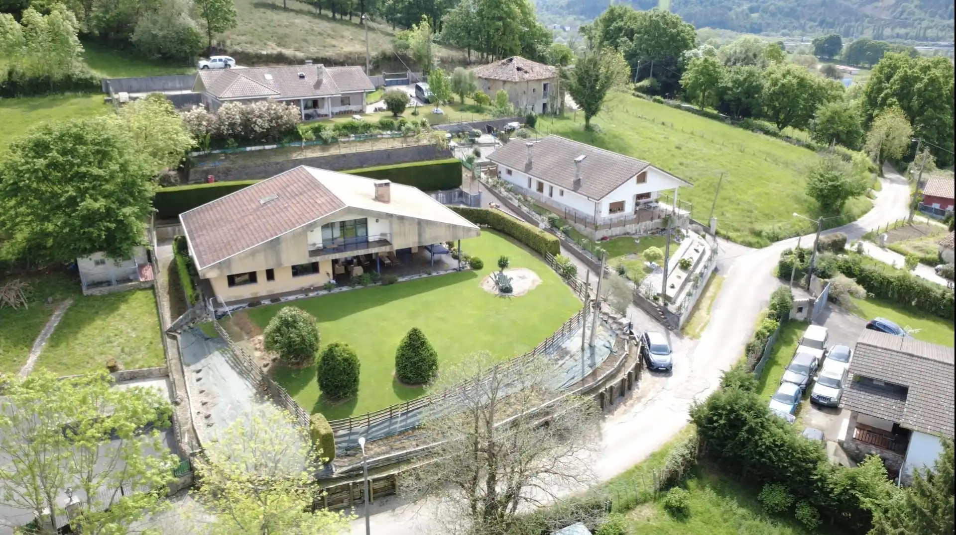 Vista exterior de Casa o xalet en venda en Siero amb Jardí privat, Terrassa i Traster