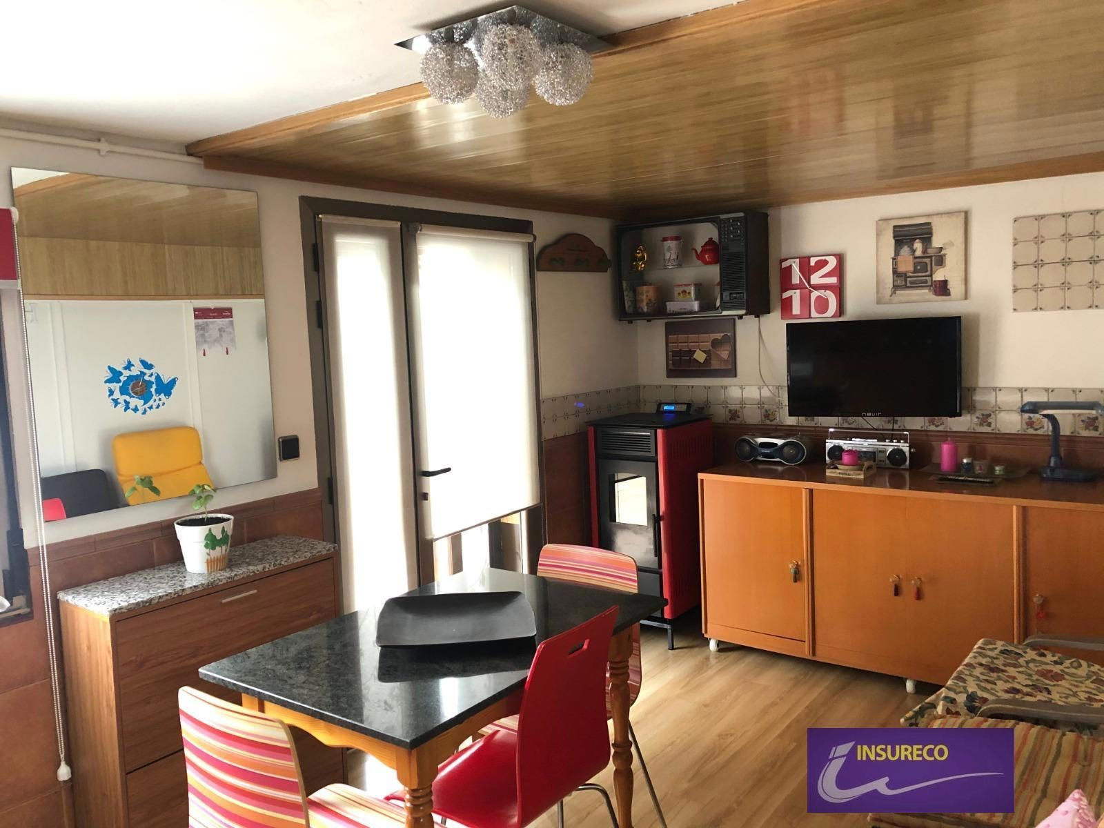 Cuina de Casa o xalet en venda en León Capital  amb Calefacció, Jardí privat i Traster