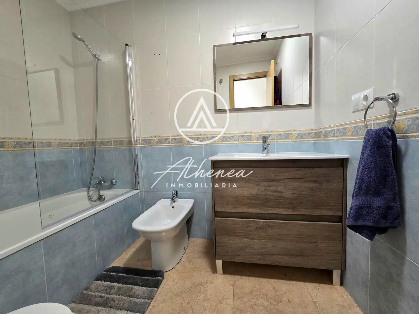 Baño de Piso en venta en Roquetas de Mar con Amueblado, Horno y Microondas