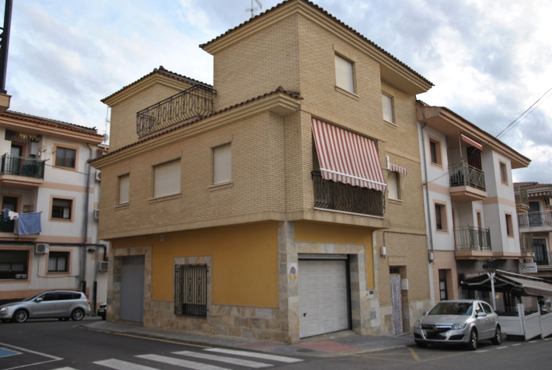 Exterior view of Single-family semi-detached for sale in Coria  with Air Conditioner, Heating and Terrace
