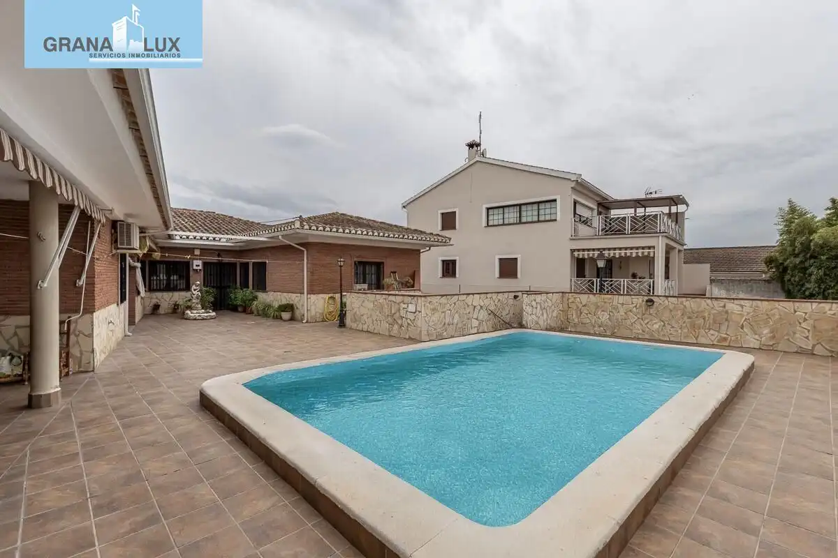 Chalet en venta en Calle de la Virgen del Rocío