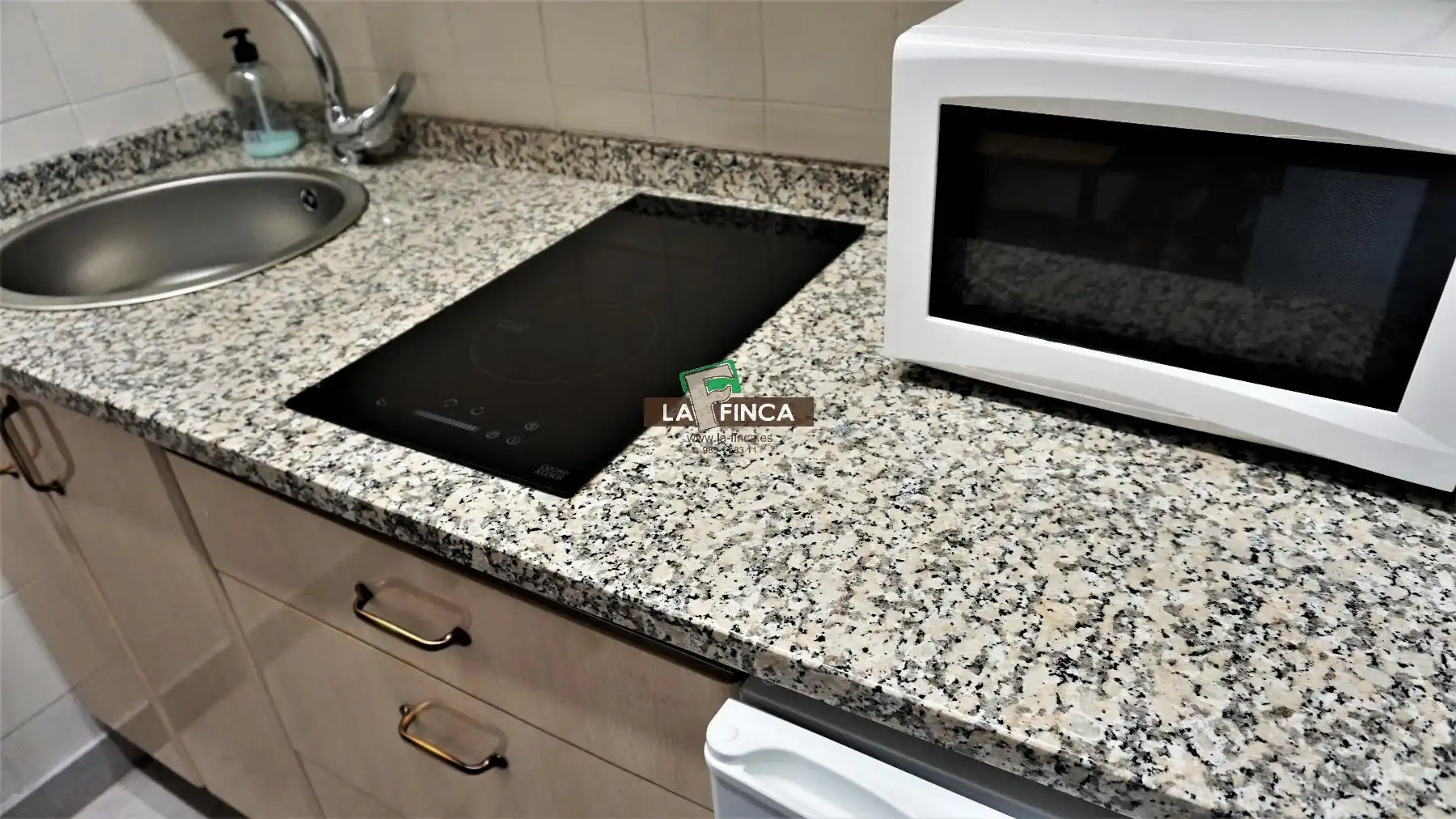 Cuina de Pis en venda en Oviedo  amb Calefacció, Parquet i Moblat