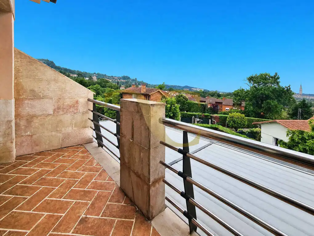 Terrassa de Casa o xalet en venda en Gijón  amb Calefacció, Jardí privat i Terrassa