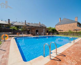 Piscina de Casa adosada en venda en Villanueva del Pardillo amb Aire condicionat, Piscina i Balcó