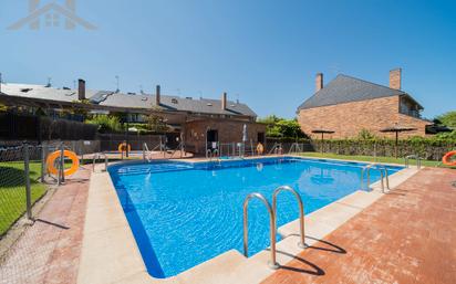 Swimming pool of Single-family semi-detached for sale in Villanueva del Pardillo  with Air Conditioner, Swimming Pool and Balcony