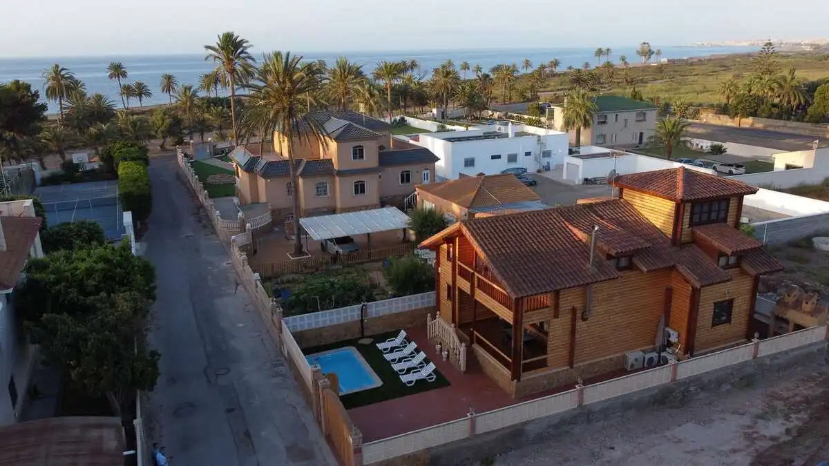 Vista exterior de Casa o chalet de alquiler en Roquetas de Mar con Jardín privado, Piscina y Amueblado