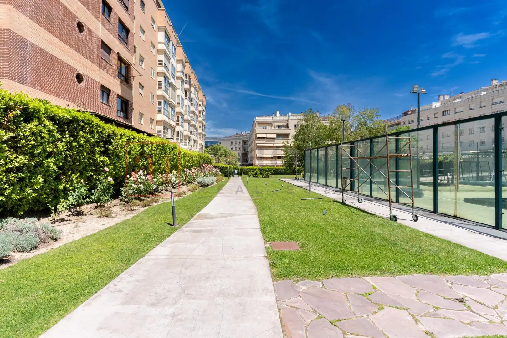 Außenansicht von Wohnung zum Verkauf in Madrid mit Klimaanlage, Heizung und Privatgarten