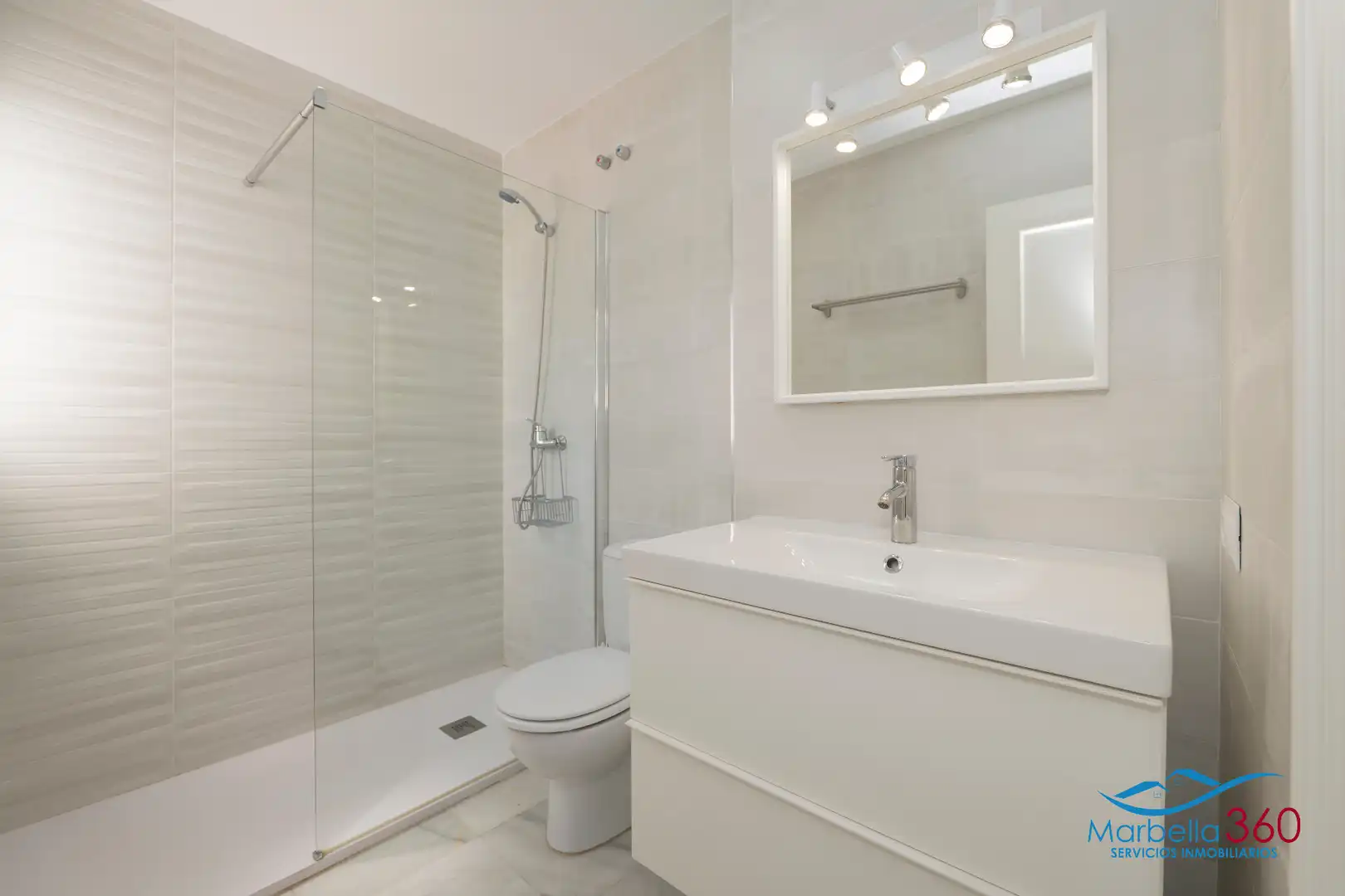 Bany de Casa o xalet en venda en Marbella amb Aire condicionat, Jardí privat i Terrassa