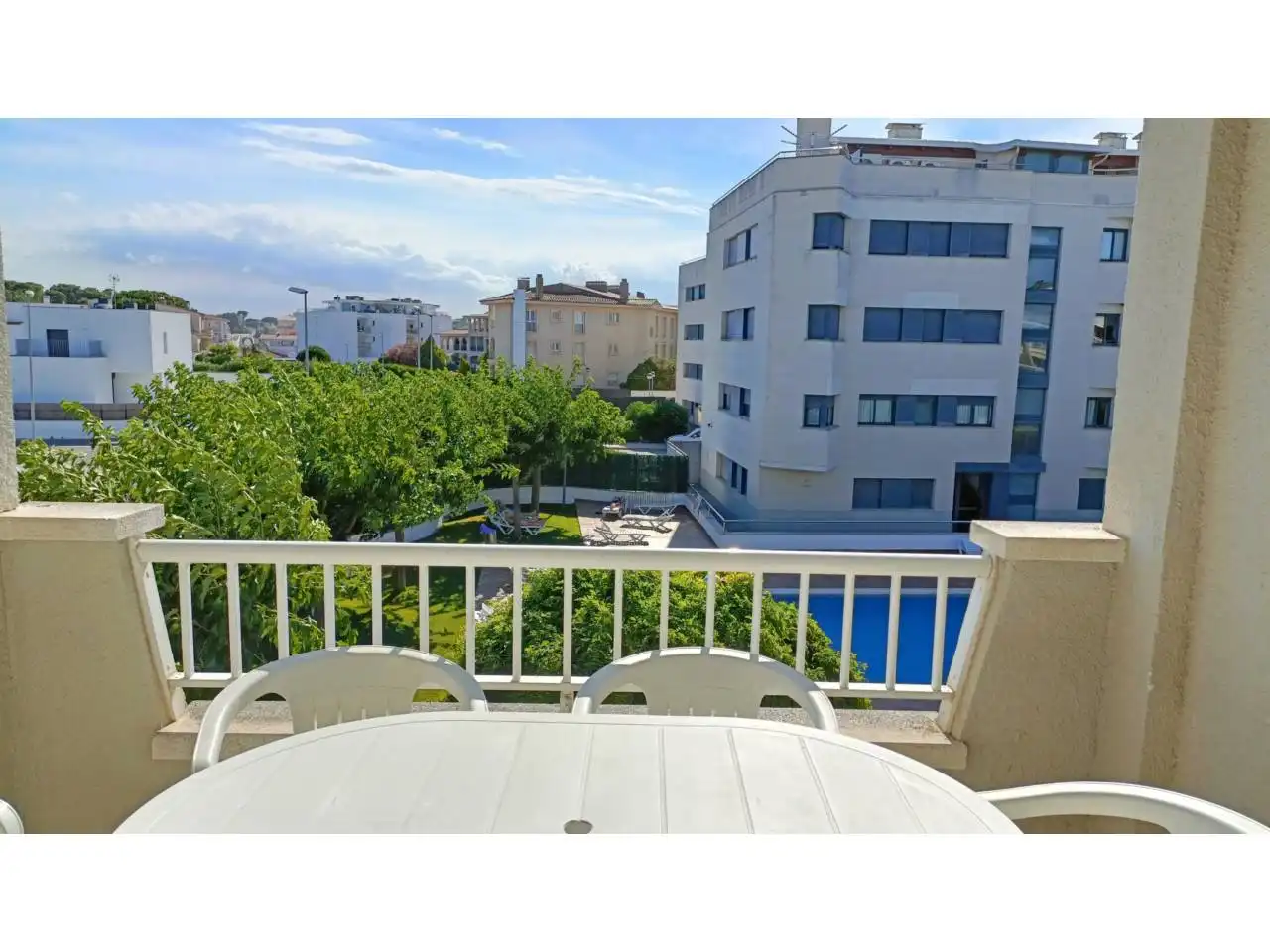 Exterior view of Flat for sale in L'Escala  with Terrace, Furnished and Community pool
