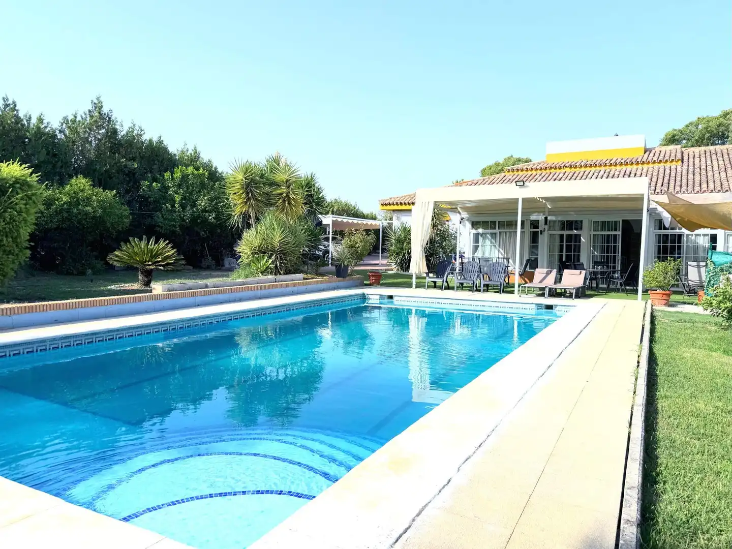 Chalet con piscina en venta en Palomares del Río