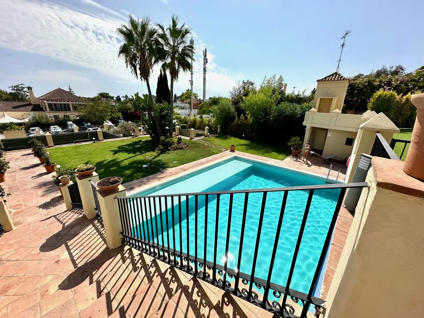 Schwimmbecken von Einfamilien-Reihenhaus zum Verkauf in Marbella mit Klimaanlage, Privatgarten und Terrasse