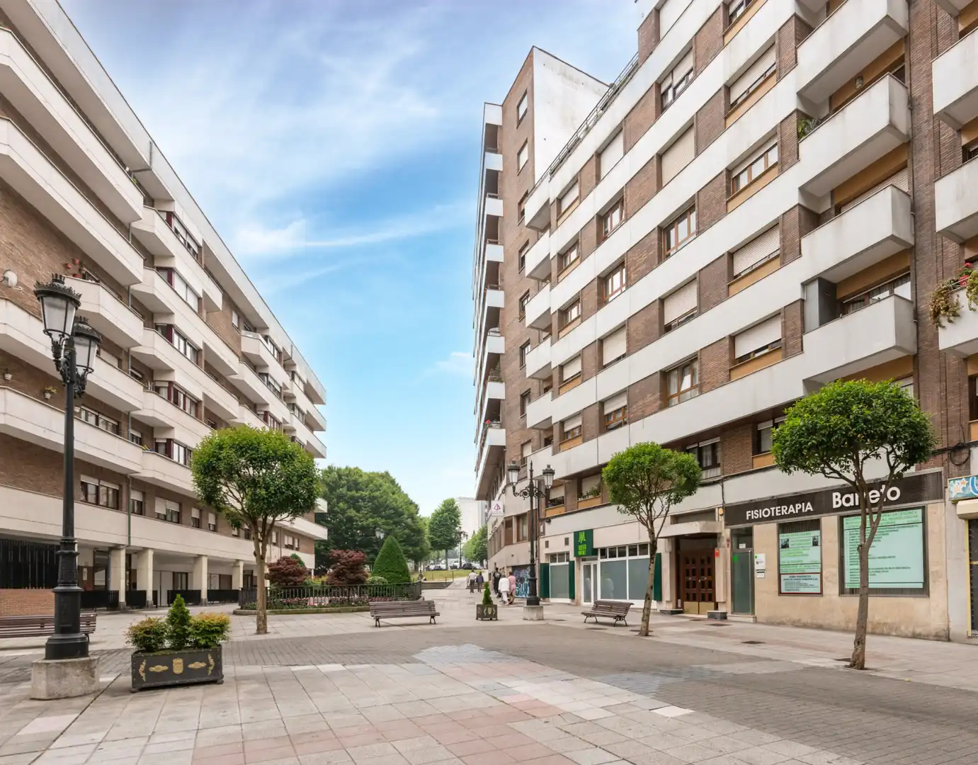 Vista exterior de Piso en venta en Oviedo  con Calefacción y Parquet