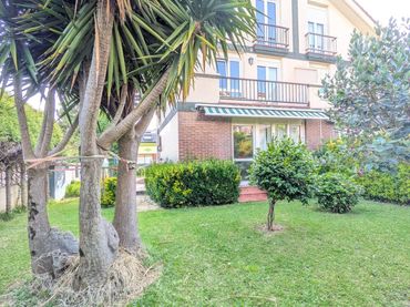Casa aparellada amb jardí en venda a Muriedas