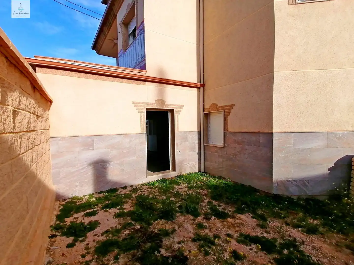 Vista exterior de Casa o xalet en venda en Loja amb Jardí privat, Terrassa i Traster