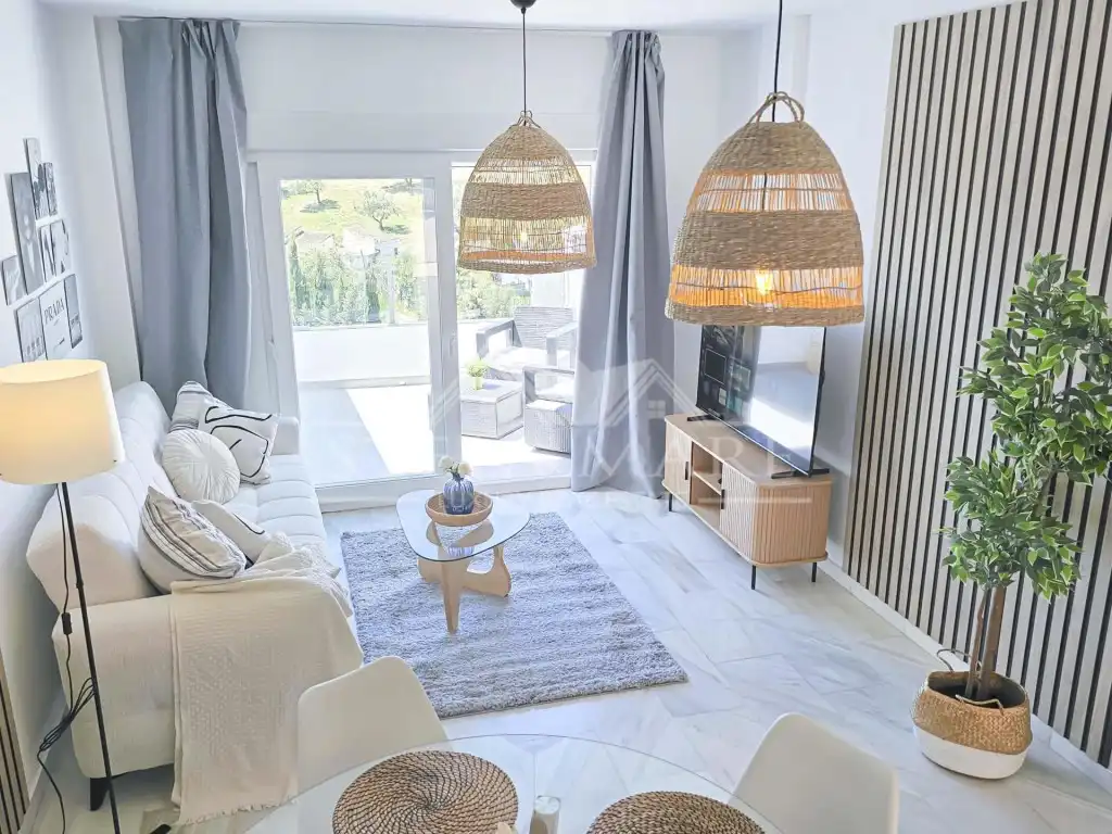 Sala d'estar de Casa adosada en venda en Nerja amb Aire condicionat, Terrassa i Moblat