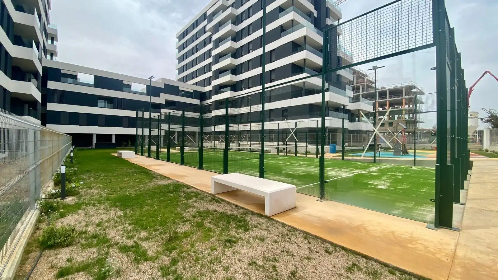Aparcament de Pis de lloguer en Dos Hermanas amb Aire condicionat, Calefacció i Jardí privat
