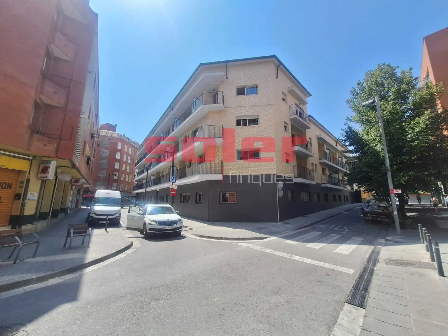 Außenansicht von Wohnung zur Miete in Rubí mit Klimaanlage, Heizung und Terrasse