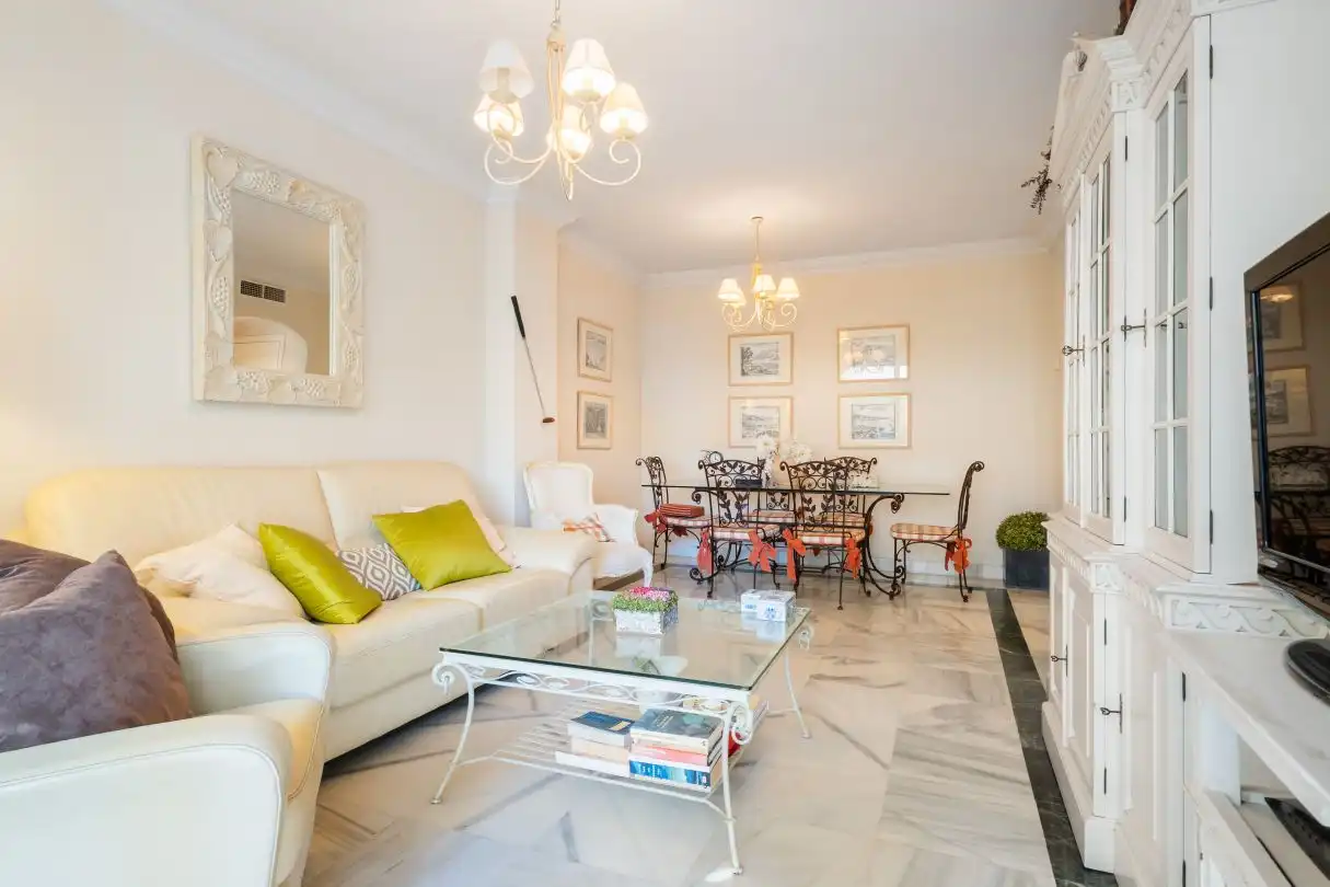Wohnzimmer von Wohnung zum Verkauf in Marbella mit Klimaanlage, Heizung und Privatgarten