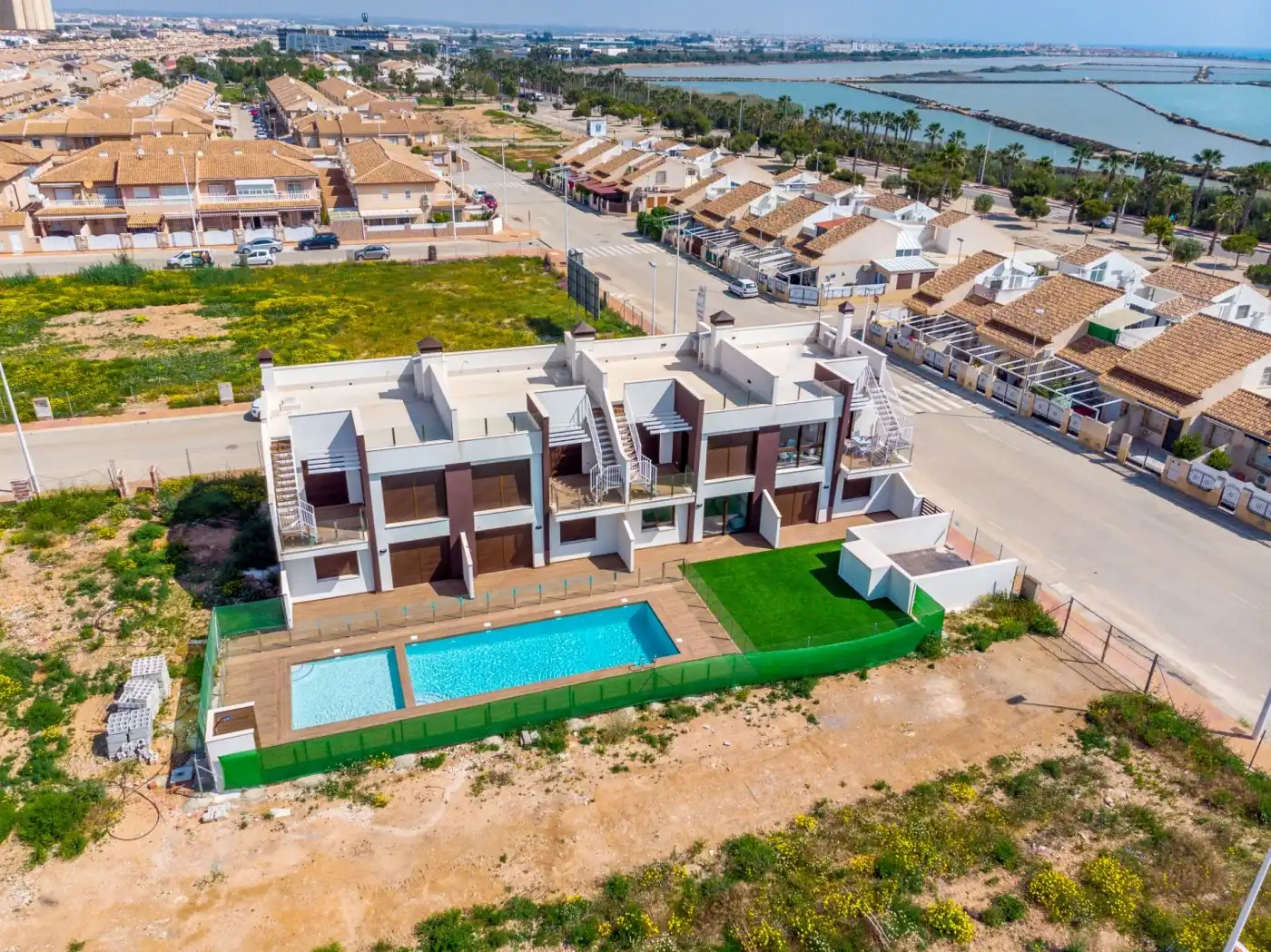 Vista exterior de Casa o chalet en venta en San Pedro del Pinatar con Terraza y Piscina comunitaria