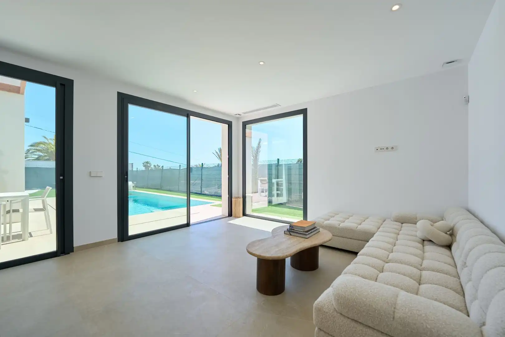 Sala d'estar de Casa o xalet en venda en L'Alfàs del Pi amb Aire condicionat, Calefacció i Jardí privat