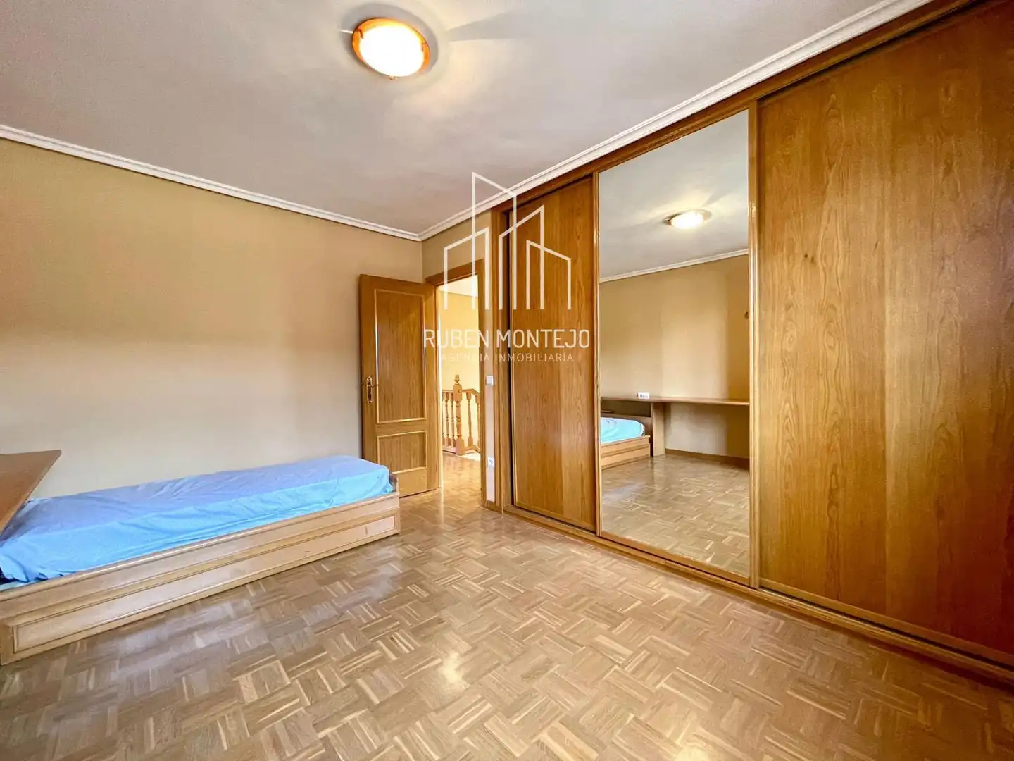 Habitación de Casa adosada en venta en Doñinos de Salamanca con Calefacción, Jardín privado y Trastero