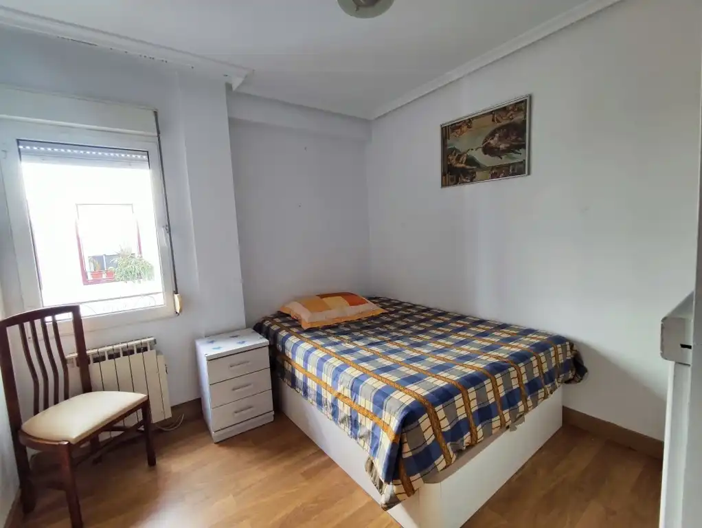 Habitación de Piso en venta en Gijón  con Calefacción, Parquet y Amueblado
