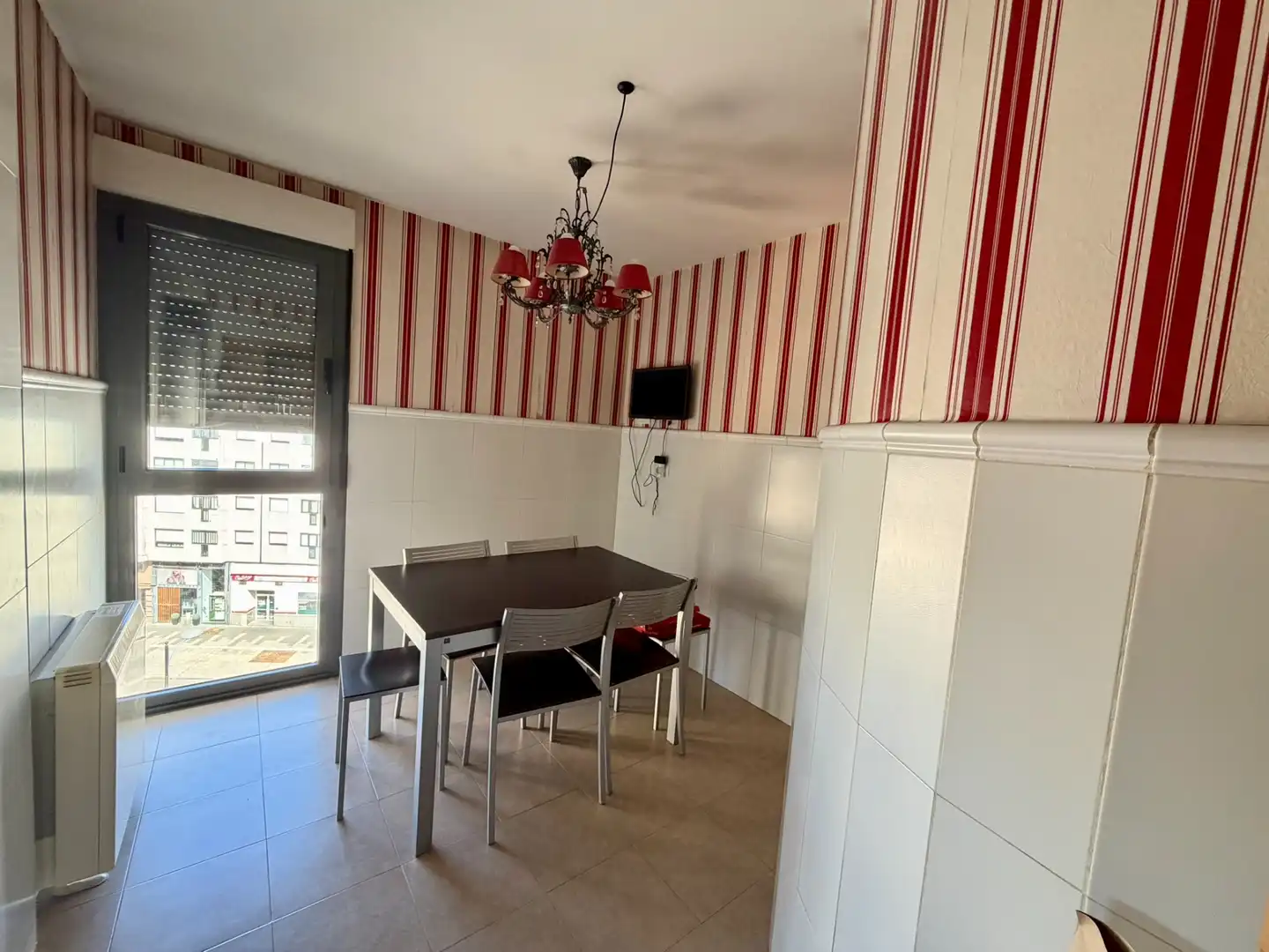 Comedor de Piso en venta en Ponferrada con Calefacción, Trastero y Amueblado