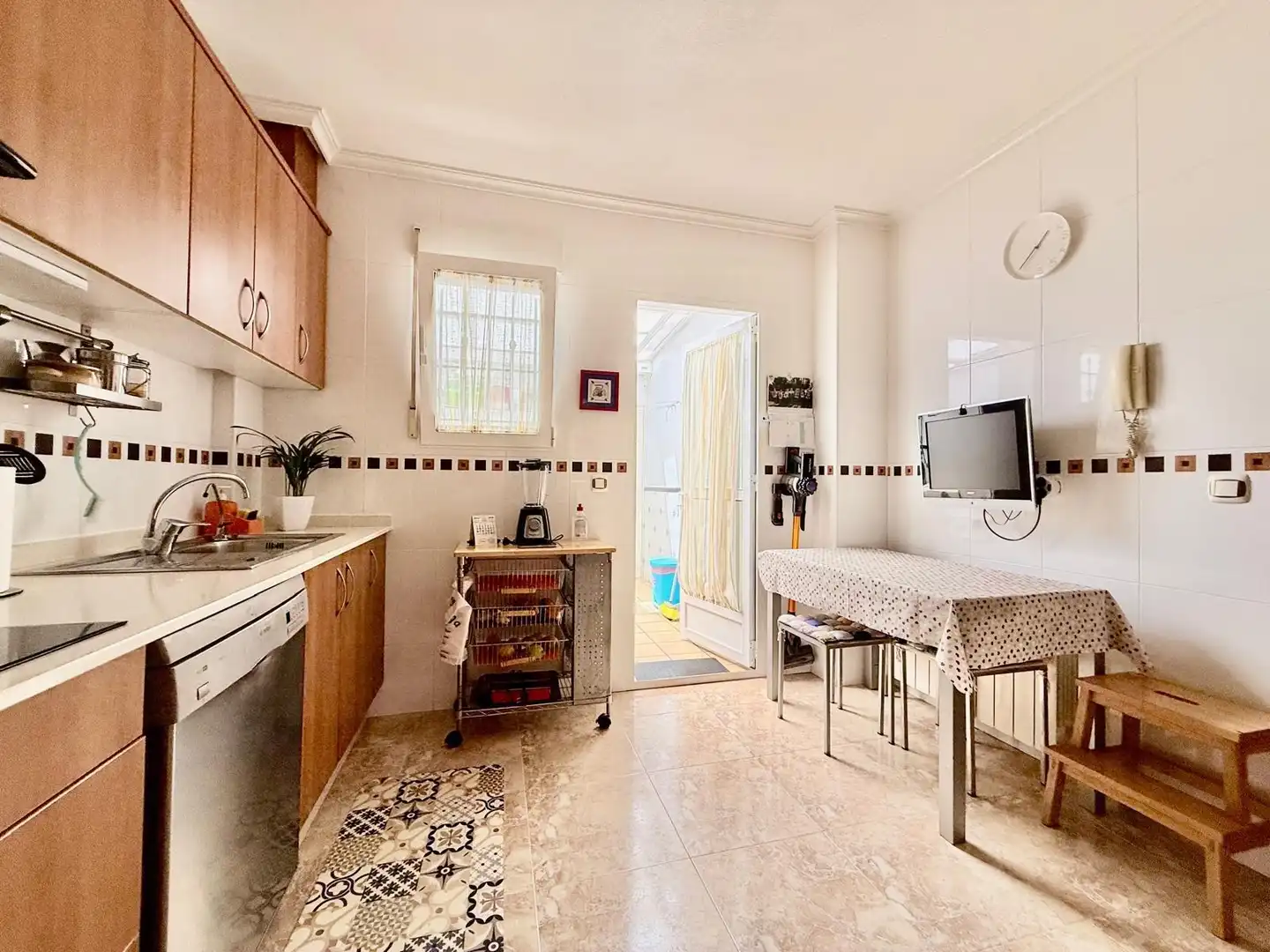 Küche von Einfamilien-Reihenhaus zum Verkauf in San Pedro del Pinatar mit Klimaanlage, Privatgarten und Terrasse