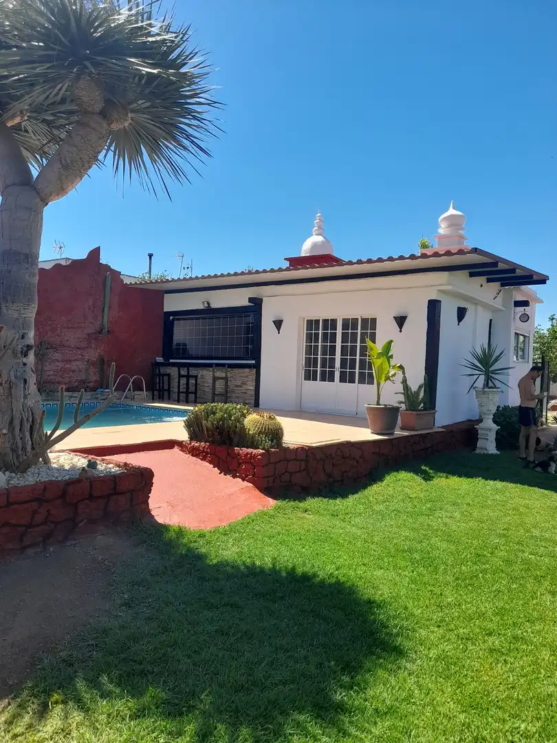 Vista exterior de Casa o chalet en venta en Brenes con Aire acondicionado, Jardín privado y Piscina