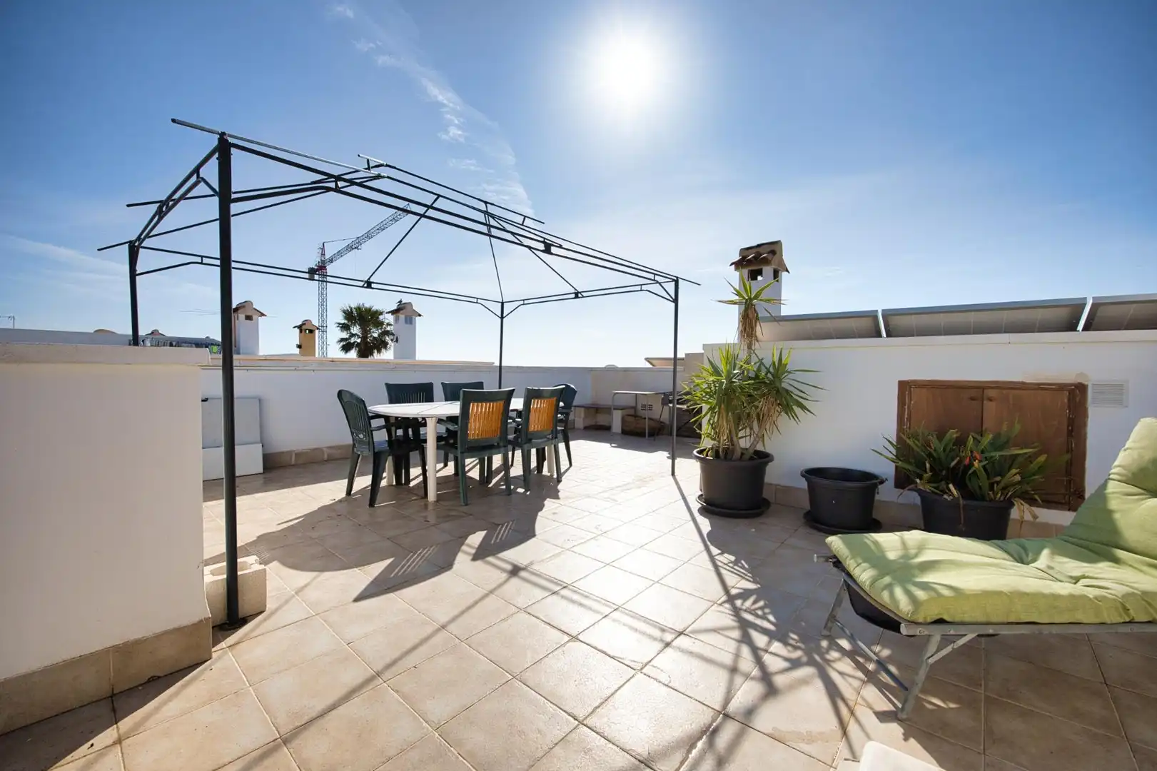 Terrasse von Einfamilien-Reihenhaus zum Verkauf in Mutxamel mit Klimaanlage, Heizung und Privatgarten