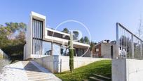 Vista exterior de Casa o xalet en venda en Sant Cugat del Vallès amb Aire condicionat, Calefacció i Jardí privat